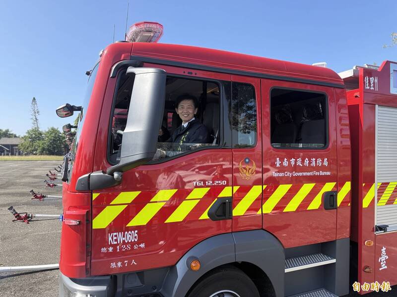 台南市副市长叶泽山登上新购消防车启动引擎，表情相当兴奋！（记者王俊忠摄）
