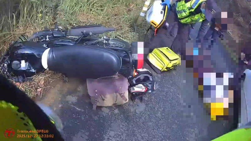 骑机男大生倒地送医不治。（嘉义县消防局提供）