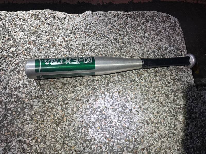 警方在犯嫌车内查扣铝制球棒等证物。（记者郑淑婷翻摄）