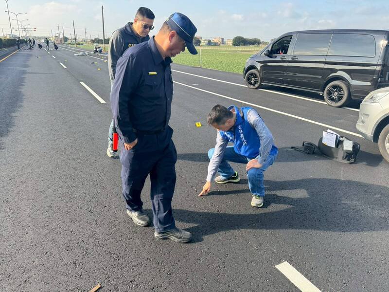 台19线云林元长段30日上午发生疑似肇逃事故，造成2人死亡，虎尾分局员警前往采证。（虎尾分局提供）