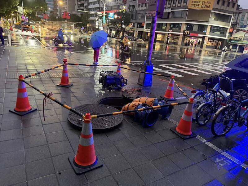 2名在地下作业的工程人员，因一氧化碳中毒感到不适。（记者郑景议翻摄）