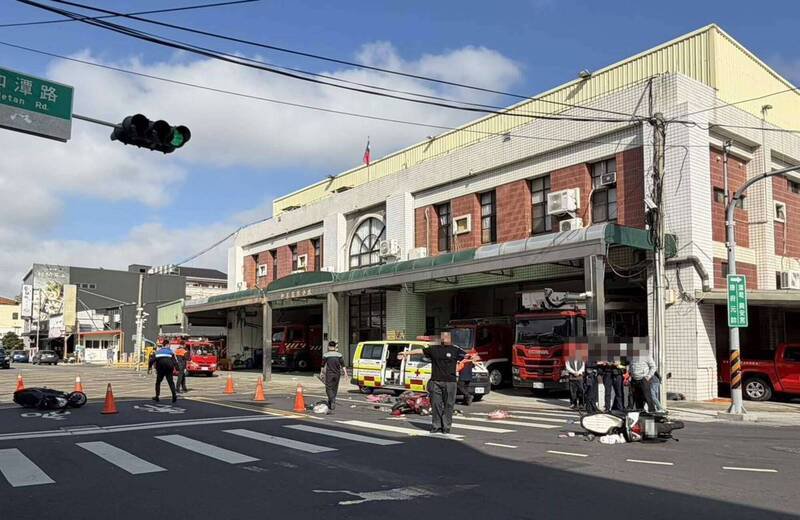 3辆机车在和美消防分队前互撞，其中妇人伤势严重。（图由消防局提供）