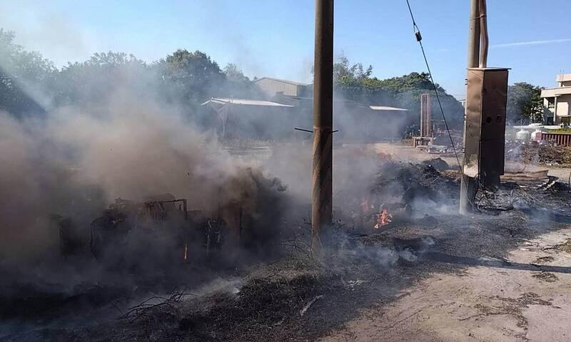 花坛杂草火灾一度相当猛烈。（图由消防局提供）