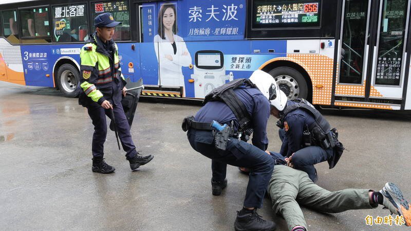 新北市府与台北客运今进行公车紧急状况演练，不明人士于车外持球棒叫嚣、拍打车门，在警方处置下顺利制伏嫌犯。（记者黄政嘉摄）