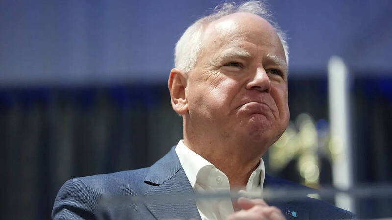 美国总统川普政府宣布冻结明尼苏达州的儿童保育资金，理由是该州发生大规模诈欺案。由于该州州长华兹（见图）曾是民主党副总统候选人，此举引发政治清算联想。（美联社）