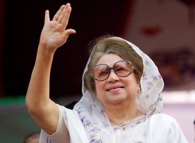 孟加拉首位女总理吉亚（Khaleda Zia）30日病逝，享寿80岁。她曾是推动孟加拉民主化的关键人物，并与前总理哈希纳进行了长达数十年的政坛博弈。图为其生前出席活动之资料照。（路透档案照）