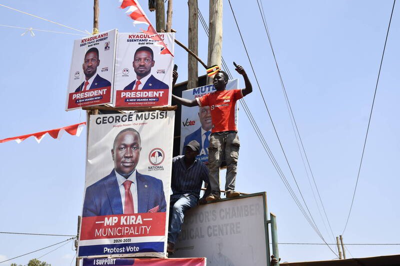 2025年12月1日，艺名为「波毕威恩」的乌干达反对派总统候选人凯亚古兰伊的支持者，在该国中部瓦基索开心地出席1场支持凯亚古兰伊的集会。（欧新社）