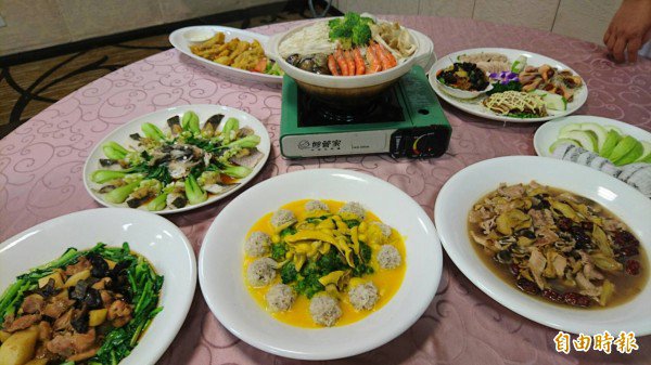 牛奶宴用鲜奶入菜，鲜奶火锅好吃。（记者杨金城摄）