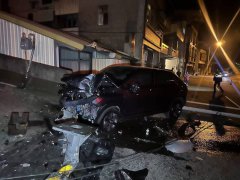 一撞代价近百万!过弯不及铲倒红绿灯 新车报废还要赔号志维修费