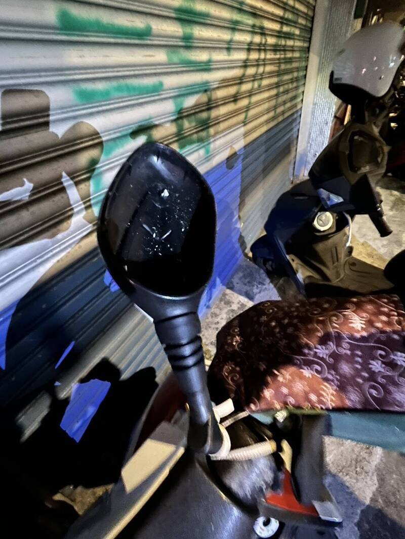 路边机车被陈男持塑胶棍棒乱砸。（记者徐圣伦翻摄）