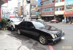 家门口被乱停车挡住 女车主拒不移车遭判刑