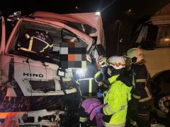元旦凌晨台2线大货车、货柜车对撞 驾驶疑精神不济塞车3小时