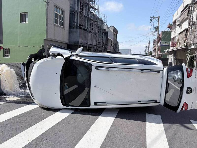 轿车撞破消防栓后翻覆。（图由警方提供）