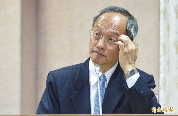 委内瑞拉经济崩溃、近乎失控，然而侨委会却对当地600余名侨胞的动向一问三不知，遭蓝绿立委质疑联系不力。图为侨委会委员长吴新兴今立院报告备询。（记者刘信德摄）