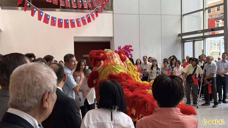 圣保罗元旦团拜，祥狮献瑞讨彩头。（记者谢如欣摄）