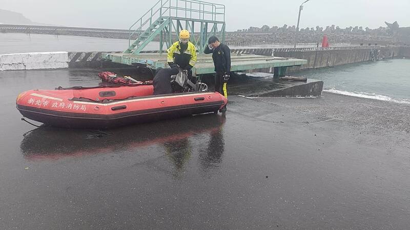 新北市贡寮区龙洞一支矶钓场元旦午后传出1名钓客被浪卷走意外，新北市消防局获报驰援，在龙洞海域搜救中。（记者林嘉东翻摄）