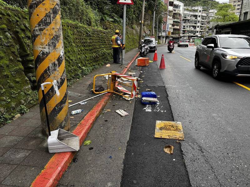 艺人王梦麟酒驾上路，撞击路边清洁人员的手推车。（记者郑景议翻摄）