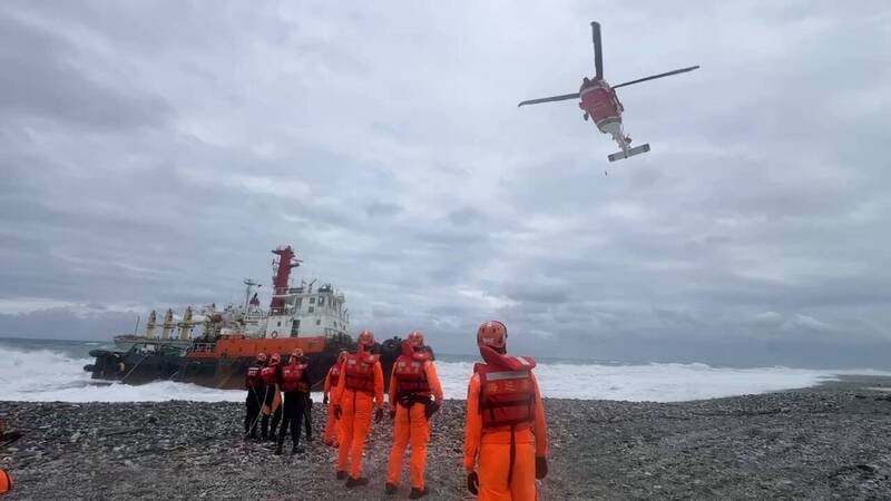 直升机救援。（海巡署岸巡第一二大队提供）