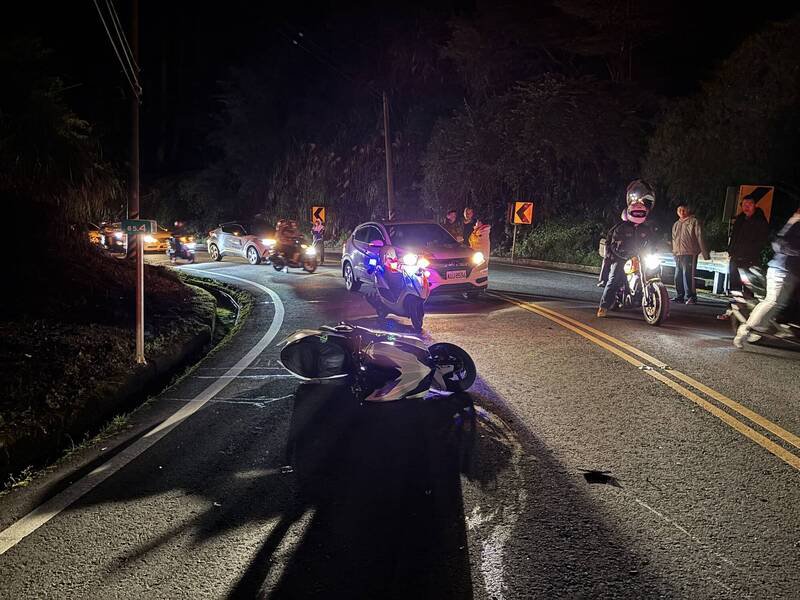 台18线85.4公里处清晨发生机车过弯自摔，连人带车滑到对向车道，与对向车辆碰撞事故。（竹崎警分局提供）