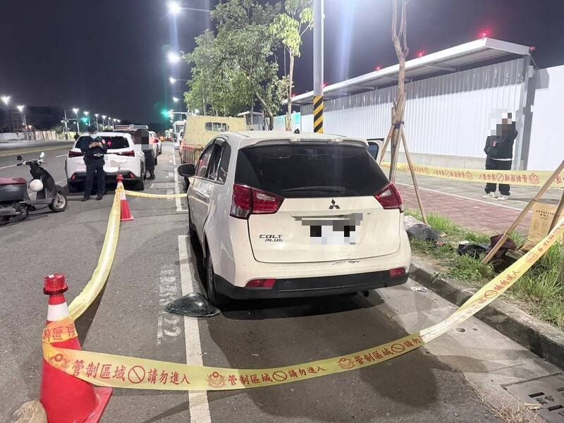 男子陈尸车内，警方封锁现场调查。（民众提供）