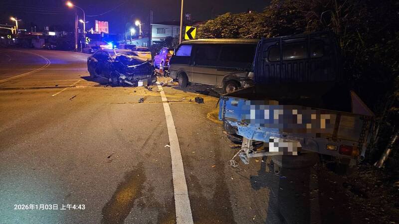 黑色轿车疑自撞，路边停放的小货车等车辆受到波及。（屏东警分局提供）