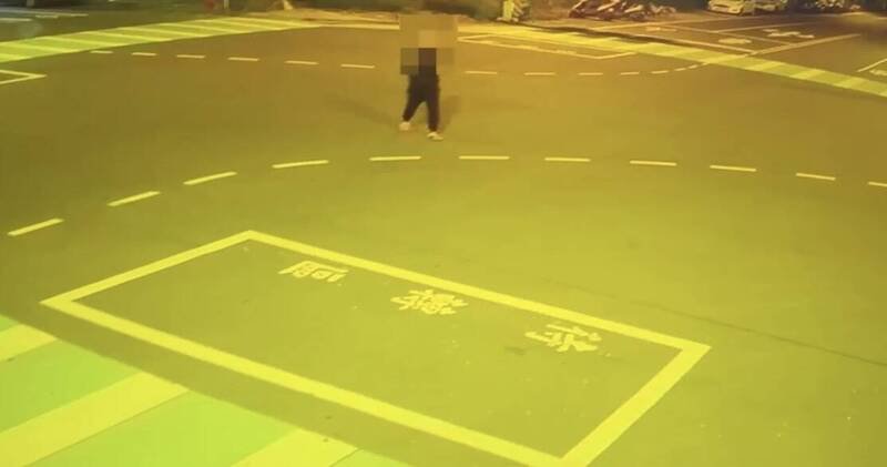 警方调阅周边道路监视器，掌握肇事驾驶离开现场动向。（屏东警分局提供）