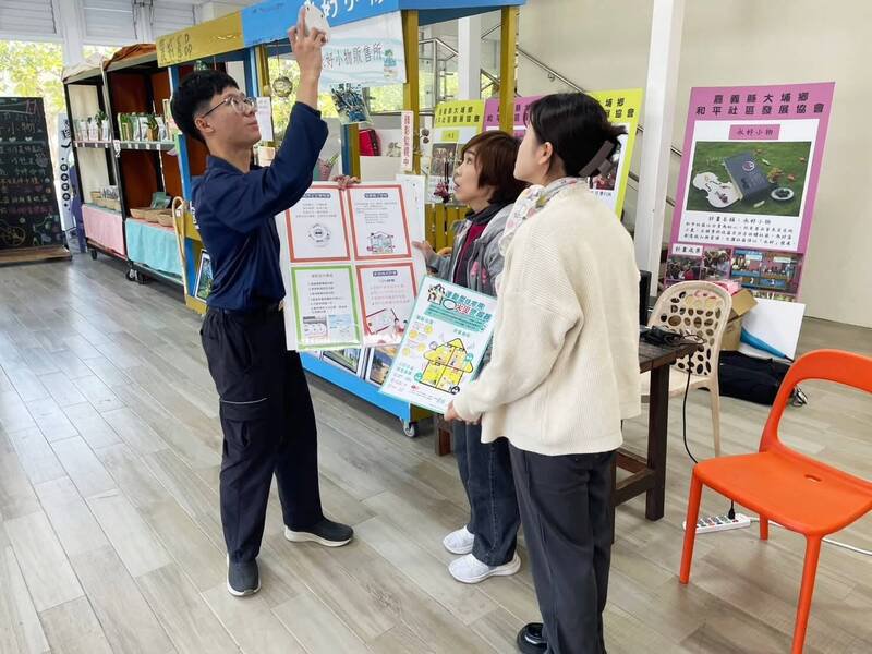 消防员示范安装住宅用火灾警报器。（民众提供）