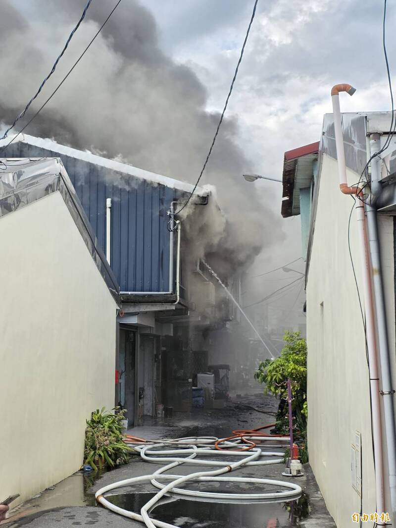 花莲市重庆路205巷一处平房今天下午传出火警，火烟窜天。（记者花孟璟摄）