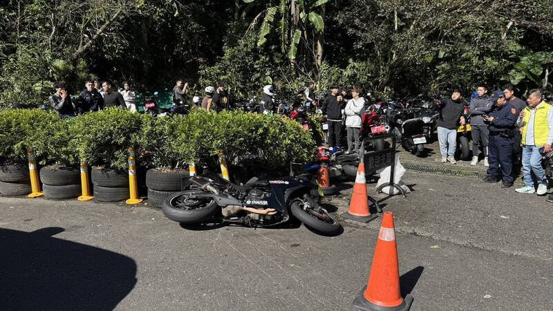 无大型重机驾照的林男，向友人借来黄牌重机跑北宜公路，过弯时自摔撞上路边停放3辆机车，所幸仅受轻伤。（记者陆运锋翻摄）