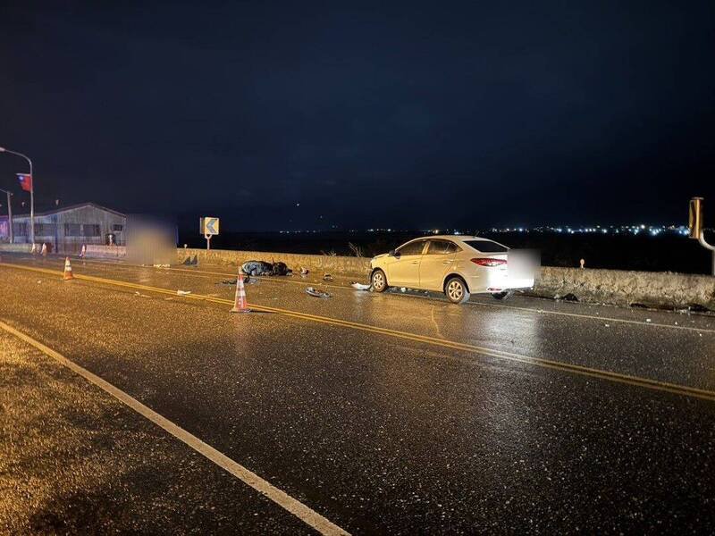 花莲玉里镇乐合溪桥南端昨晚车祸，机车骑士因自摔滑到对面南下车道，遭迎面而来的轿车撞击，头部重伤送医不治。（警方提供）