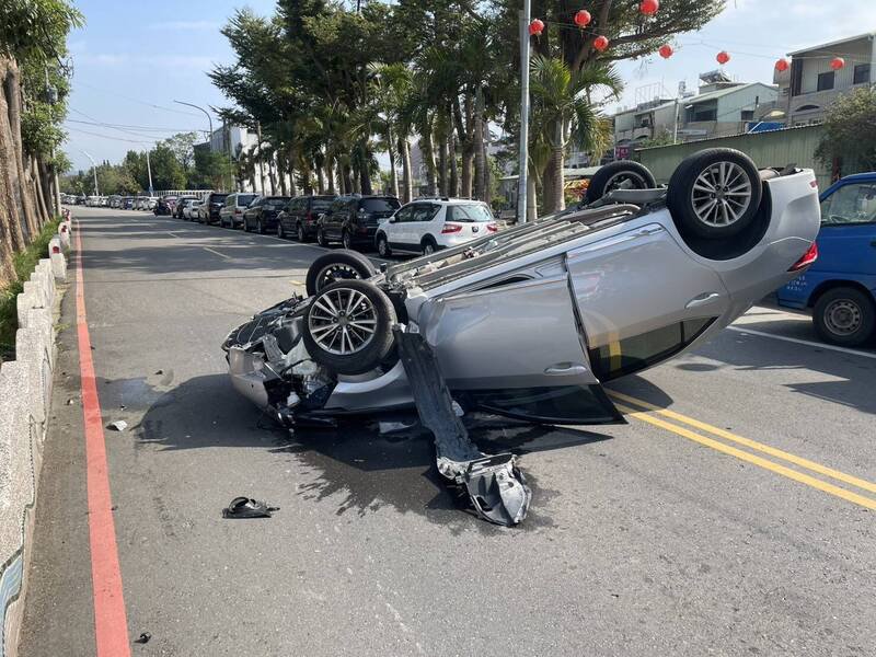 嘉市兴仁街有轿车翻覆、4轮朝天。（民众提供）