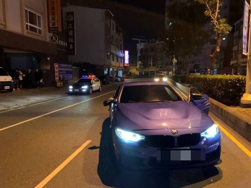 紫色BMW轿车撞住家后，驾驶竟把车子停在屏市自由路中央落跑。（屏东警分局提供）