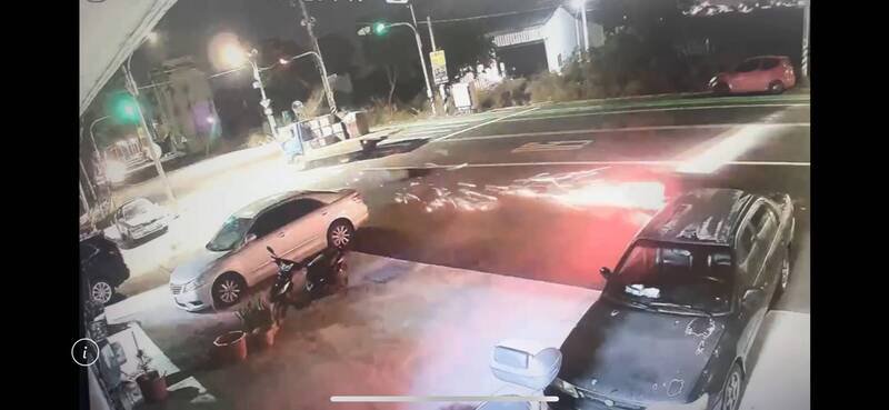 云林二仑发生机车与小货车事故，因撞击猛烈，机车倒地滑行磨出火花。（民众提供）