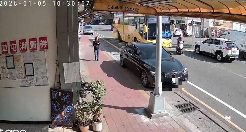 阿嬷越过中正路直接左转到对向车道。（民众提供）