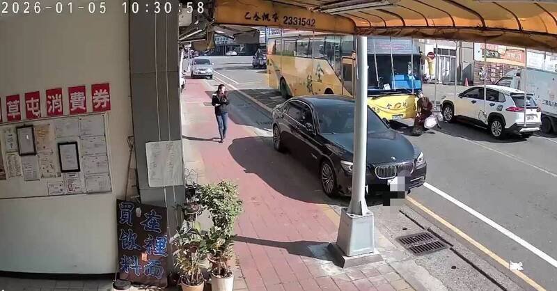 后方全航客运来不及闪避，与机车撞击。（民众提供）