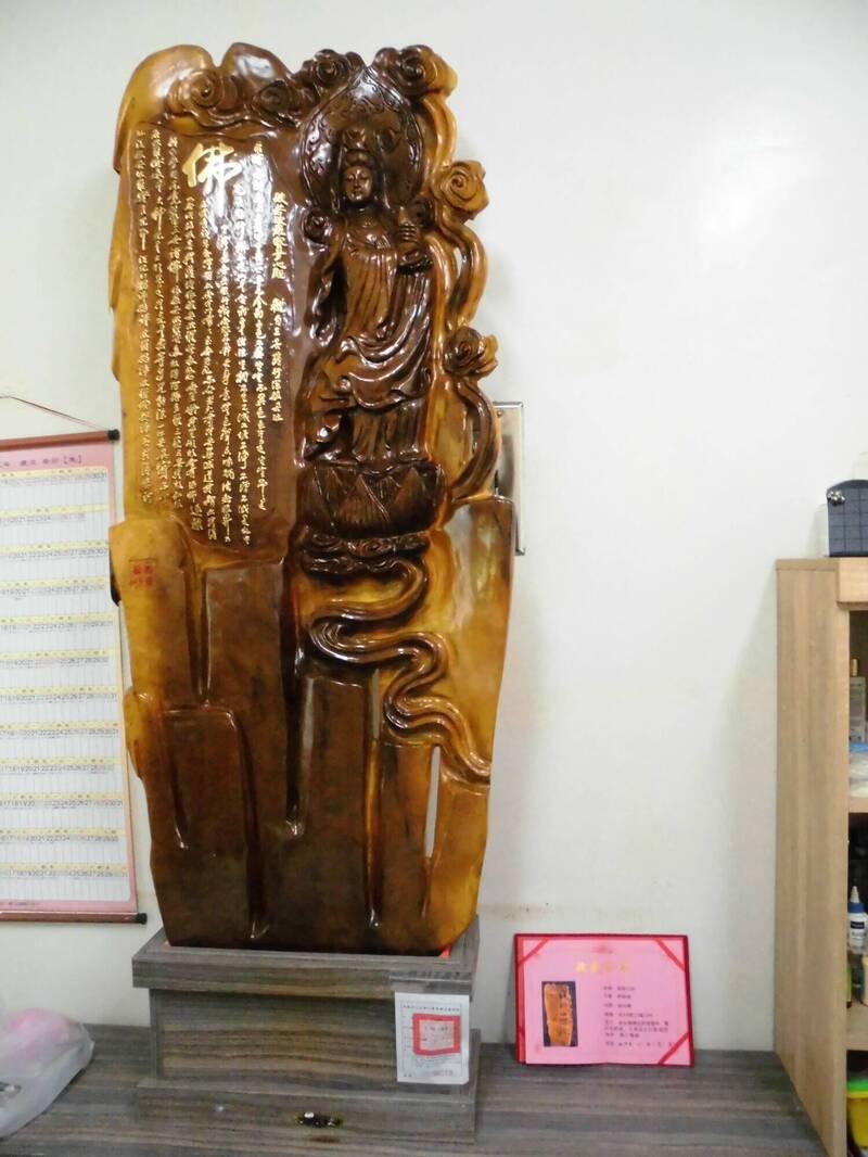 行政执行署高雄分署今年首场「123联合拍卖会」1/6下午3点登场，以图中这座金丝楠木雕刻的观音心经佛像最吸睛。（高雄分署提供）