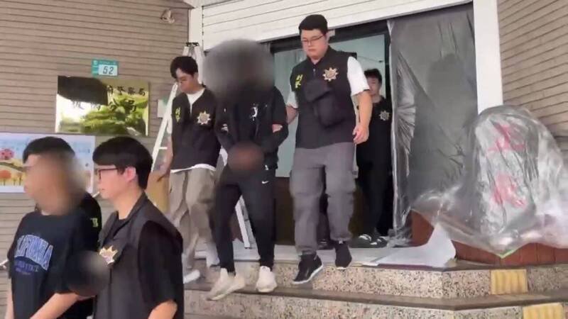 警方解送收水犯嫌。（记者姚岳宏翻摄）