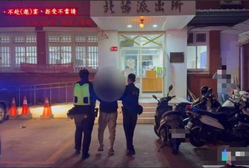 警方逮捕何男依法送办。（图由民众提供）
