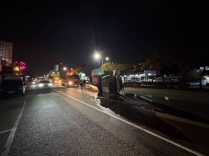 台中市沙鹿区向上路，一辆大货车失控撞上中央分隔岛后向右侧翻。（民众提供）