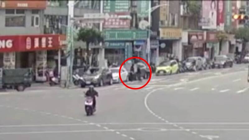 施、蔡2人在街边打了起来。（记者徐圣伦翻摄）