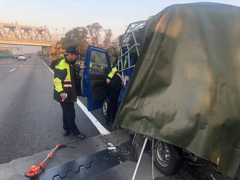 小货车被撞得歪七扭八。（民众提供）