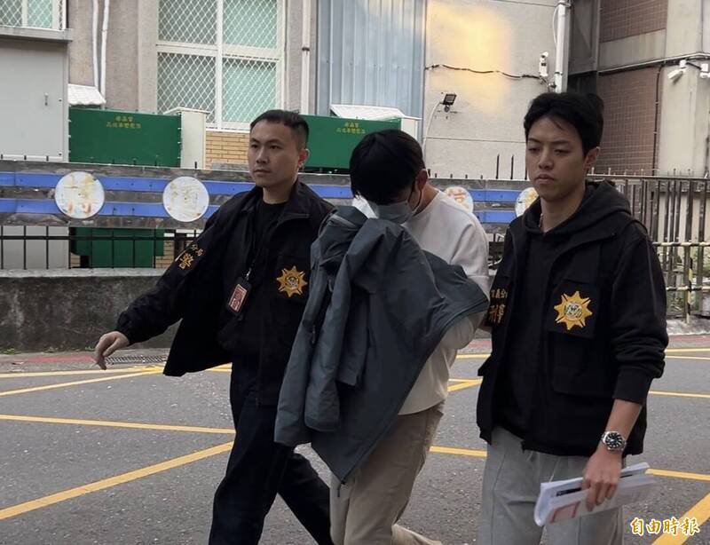 位于台北信义区的知名雪茄馆Cigar Vie，疑沦为太子集团在台的秘密水房，检方指挥刑事局、信义分局昨兵分5路展开搜索，并将经营负责人陈姓兄弟档拘提到案。（记者刘咏韵摄）