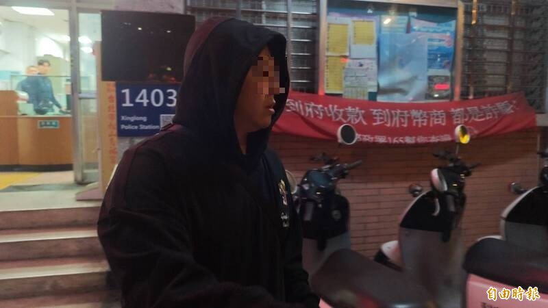 曲棍球前国手黄姓男子今傍晚至派出所制作笔录完离去时，对于媒体询问不发一语。（记者陆运锋摄）