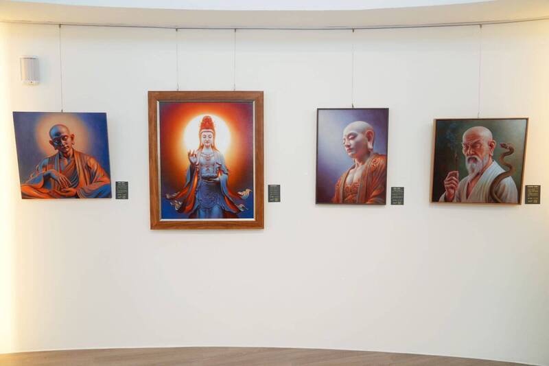 「一路相伴・心光映象」展，展出馨生人画作。（犯保协会南投分会提供）