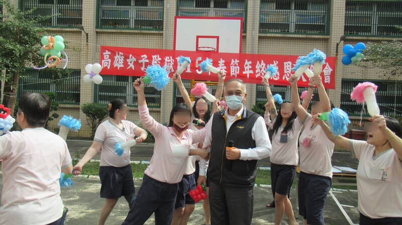 收容人把握机会唱卡拉OK，借此纾发情绪。（高雄女监提供）