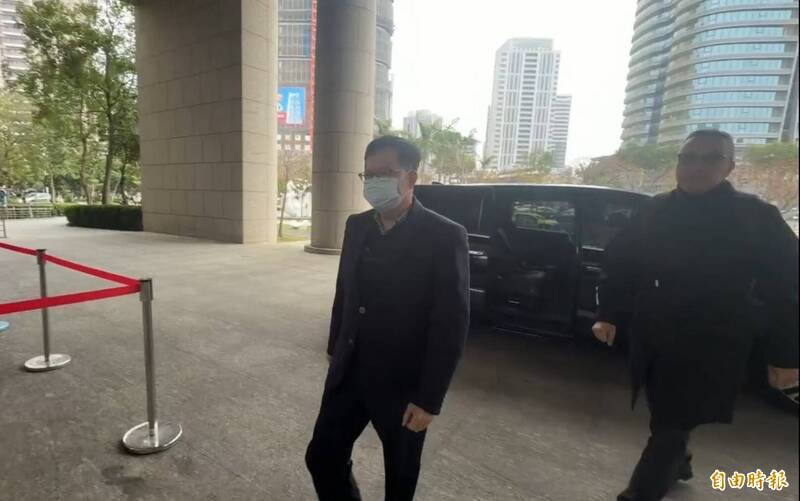 海基会前董事长郑文灿被控桃园市长任内收贿500万元案，桃园地院今天上午再度开庭审理，郑文灿由律师陪同到庭。（记者余瑞仁摄）