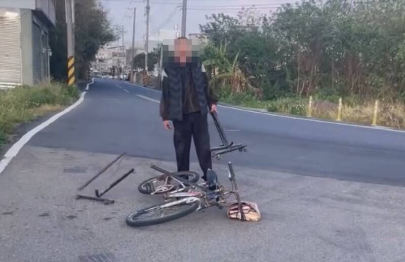 苗栗市复兴路昨（5）日早上出现一名中年男子不明原因、手持铁器朝著民众咆哮。（翻摄网路）