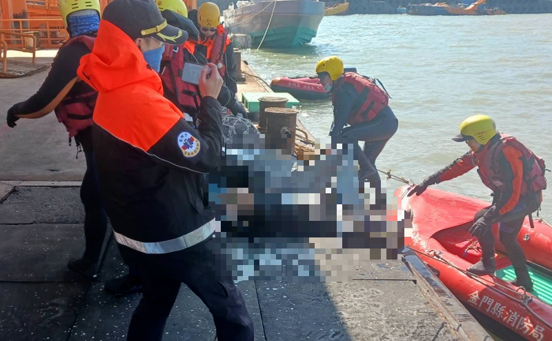 落海男子遗体寻获，送到水头港。（金门县消防局提供）
