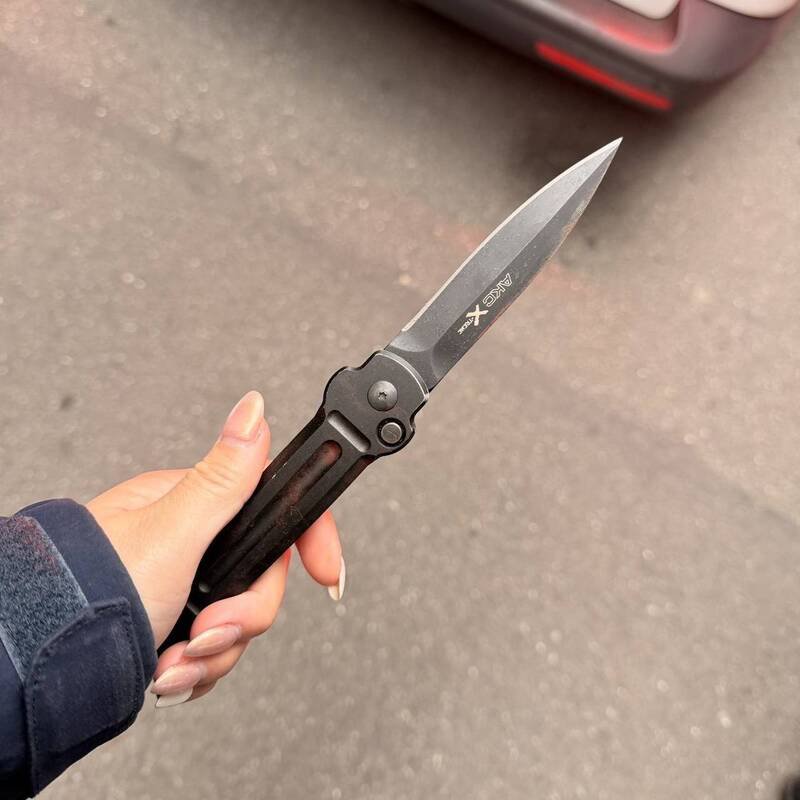 三重警分局查获持刀威胁运将的范嫌，将他依恐吓罪嫌送办；图为范嫌所持折叠刀。（记者吴仁捷翻摄）