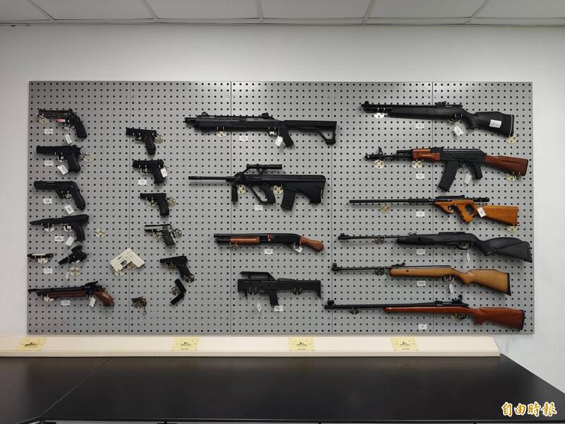 全国最南端的枪弹实验室今天开幕，图为各式空气枪展示，与真枪外型相差不大。（记者陈彦廷摄）